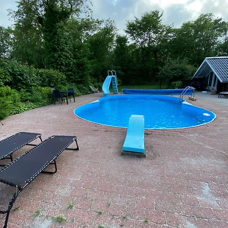 Med Udendors Pool I Ferieby Feriehus Arrild